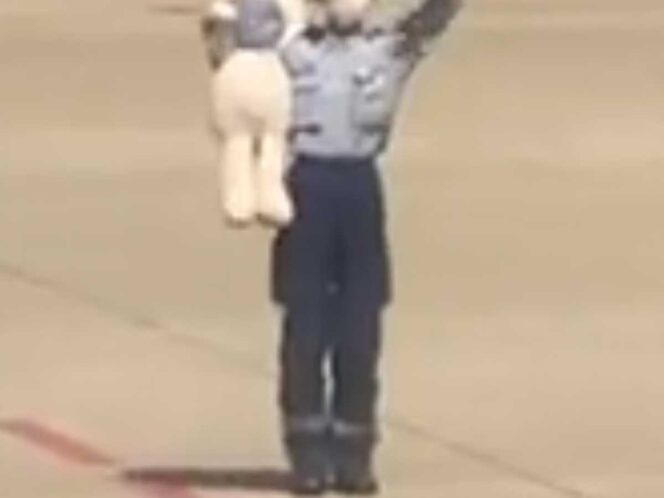 
					Menggemaskan, Staf Bandara di Jepang Ini Melambaikan Salam Perpisahan Dengan Boneka Beruang