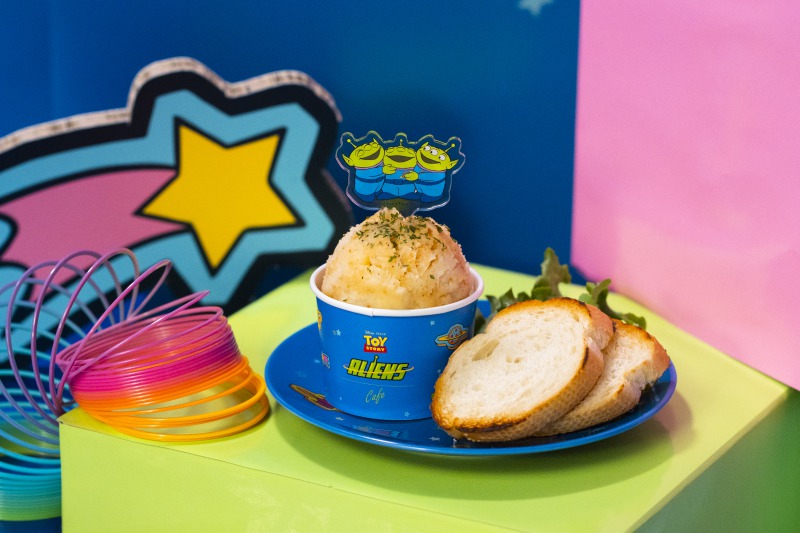 Ryokotomo - 1658101059 247 3c0c5400 toy story aliens cafe to open in tokyo osaka and
