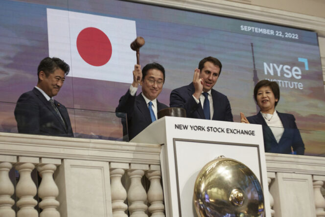 
					With the help of John Tuttle, vice chairman of the New York Stock Exchange, second right, Prime Minister of Japan Fumio Kishida, second left, uses a gavel while ringing the bell at the NYSE on Thursday, Sept. 22, 2022 in New York. (AP Photo/Andres Kudacki)