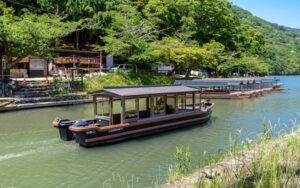 7 Aktivitas Mag⁠is Di Arashiyama Bamboo Forest Selain​ Foto, Dari Sungai Hozu Hingga Kuil Rah⁠asi​a