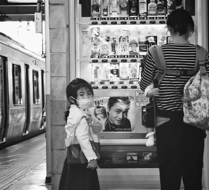 Ryokotomo - Black and White Challenge Ketika Orang Jepang Mengubah Segalanya Jadi HitamPutih 6ab1f50a65b74 Black And White Challenge, Ketika Orang Jepang Mengubah Segalanya Jadi Hitam Putih