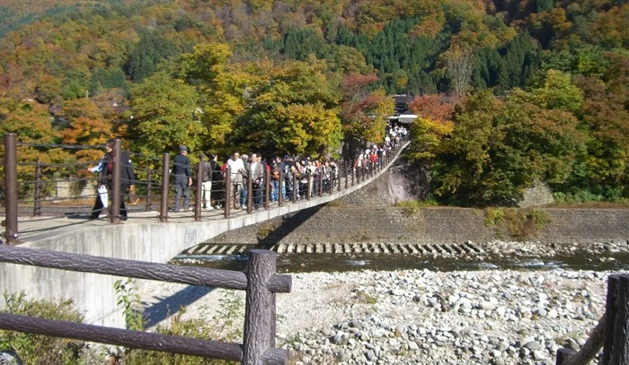Ryokotomo - 5 Spot Musim Gugur di Shirakawago Pesona Desa Dongeng Berlatar Daun Merah 6ac5fc1a5741c 5 Spot Musim Gugur Di Shirakawa Go: Pesona Desa Dongeng Berlatar Daun Merah